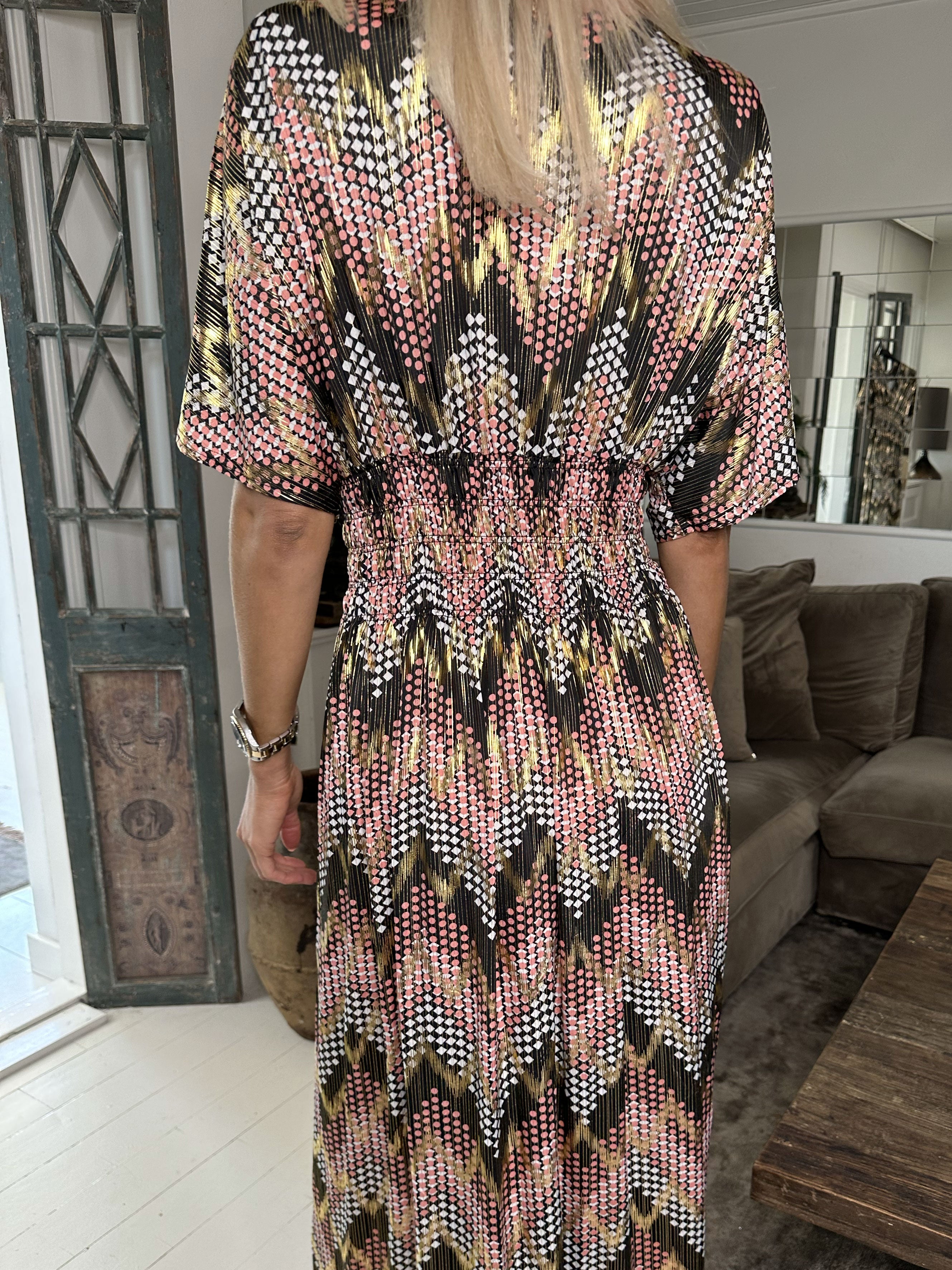 Pams Pattern - Lång elastisk klänning i skrynkelfritt material